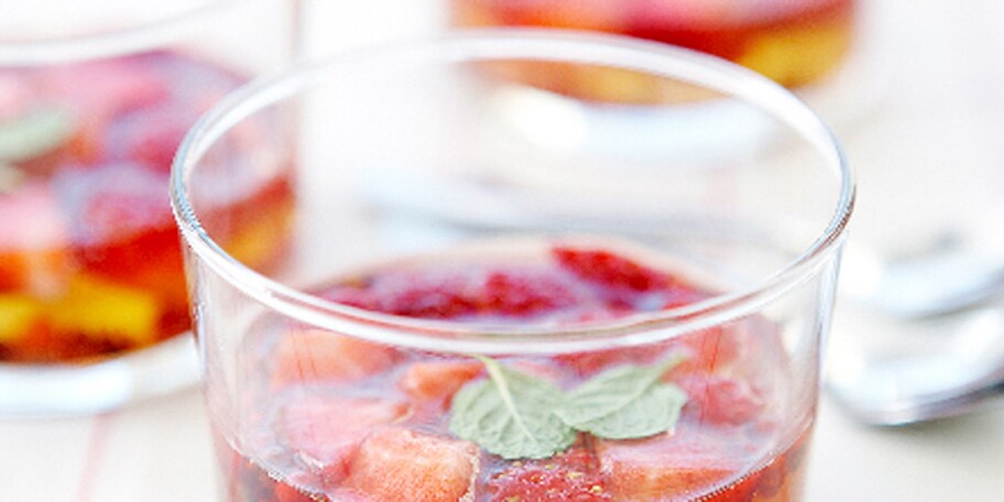 Aardbeien met muscatwijn en roze peper