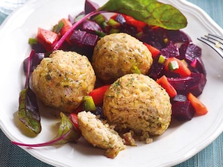 Boulettes de poulet-boulgour, salade de betterave rouge et carottes