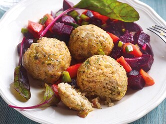 Kip-bulgurballetjes met salade van rode bieten en wortelen