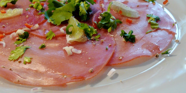 Carpaccio van gerookte tonijn op Thaise wijze