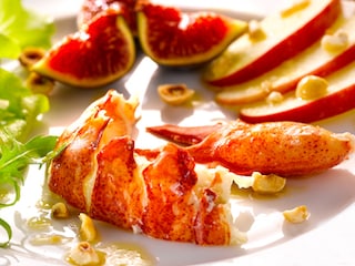 Salade de homard aux figues, pommes et noisettes grillées