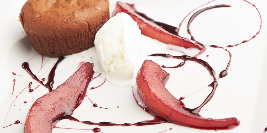 Lopende chocoladetaartjes peer in rode wijn en vanille-ijs van Delhaize