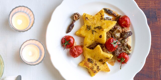 Polenta aux herbes, tomates grillées, morilles au gorgonzola