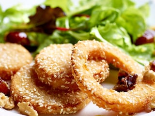 Butternut pané au sésame, salade aux dattes et aux noix