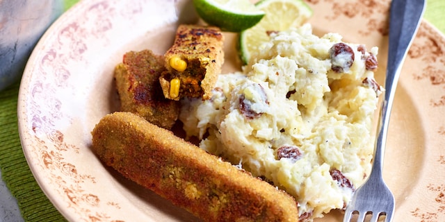 Currysticks en knolselderstoemp met rozijnen