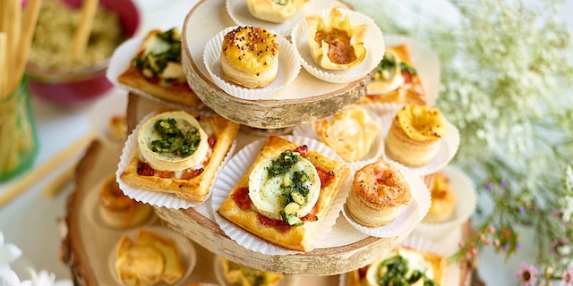 Mini bladerdeegjes met geitenkaas, gekonfijte tomaat en salsa verde