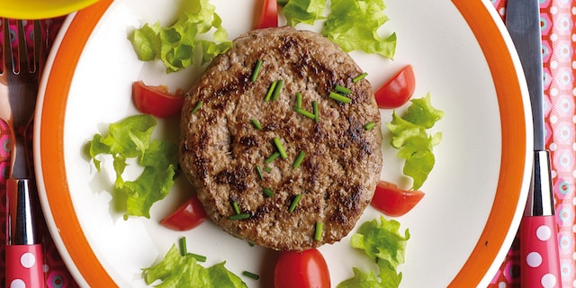 Burgers in schildpadvorm en pasta met groentjes