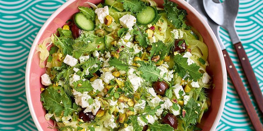 Salade au concombre, kale, fenouil, feta et pistaches