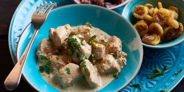 Dés de poulet parfumés à la crème et à la banane