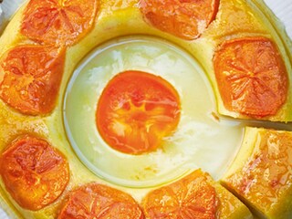 Kroon van griesmeel met karamel en kaki