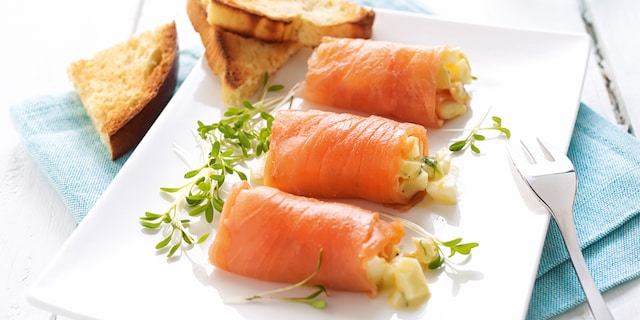 Rolletjes van gerookte zalm met een salade van hard gekookte eieren en wasabi