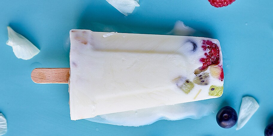 Yoghurt- of verse kaasijs met havermout en vers fruit