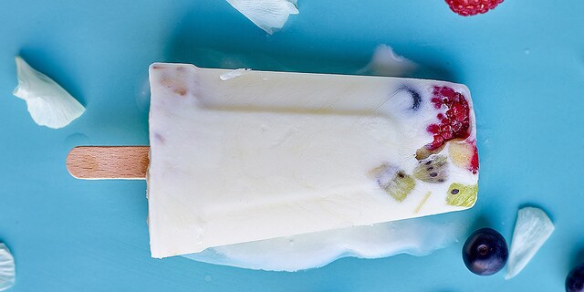 Yoghurt- of verse kaasijs met havermout en vers fruit