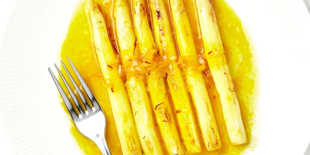 Witte asperges met saffraan