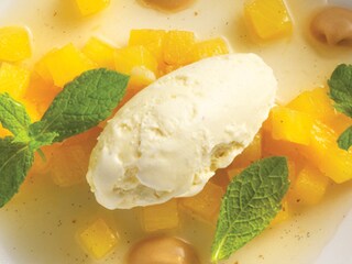 Ananas mariné aux épices, caramel au beurre salé, glace vanille Tahiti
