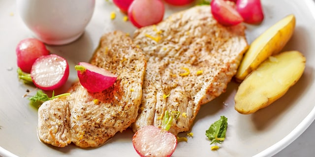 Kalfspicatta met radijzen, emulsie van loof van radijzen