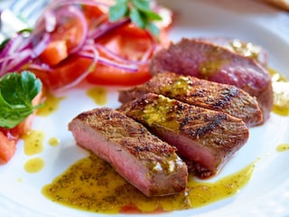 Filet d’agneau aux épices marocaines, sauce coriandre et harissa