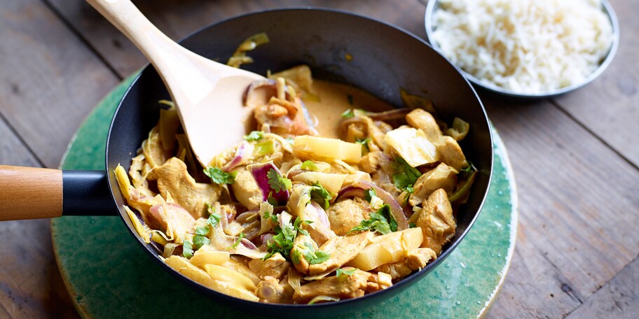 Wok de poulet au curry doux et lait de coco