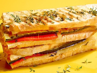 Croque ciabatta met gegrilde groenten en pecorino