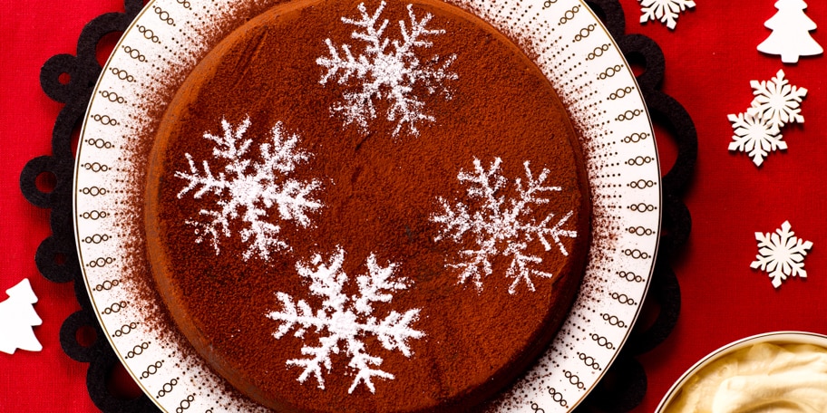 Gebak met smeuïge chocoladevulling en Amaretto, slagroom met koffie