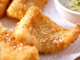 Met kokosnoot gepaneerd vis en pittige vinaigrette