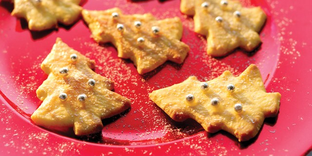 Koekjes in de vorm van kerstbomen