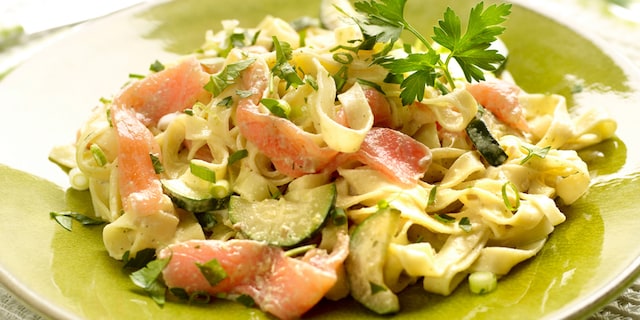 Tagliatelle met courgettes en gerookte zalm