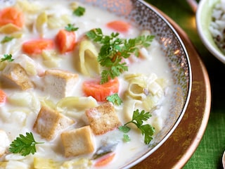 Waterzooi au tofu et aux petits légumes avec riz sauvage