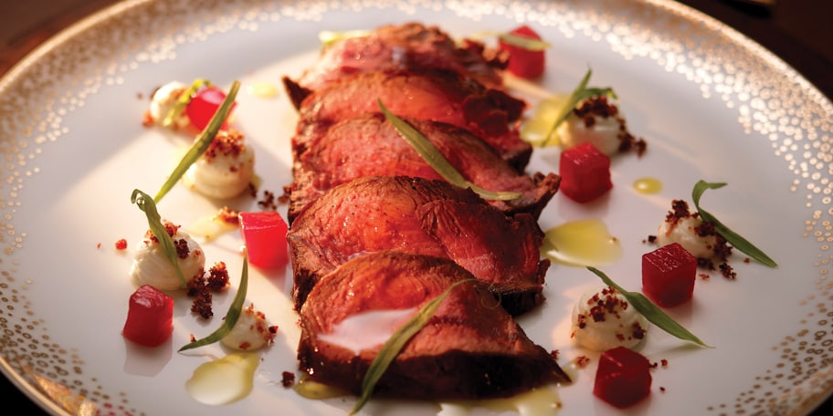 Tagliata de renne et poires au vin, crumble au lard et fromage de chèvre