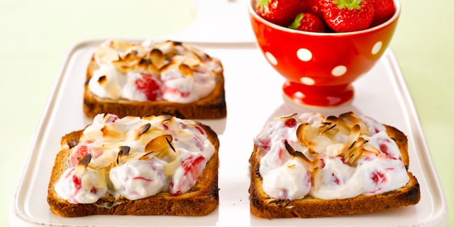Kramiektoast met aardbeien en amandelen
