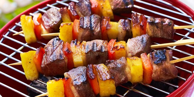 Brochettes van eend en ananas