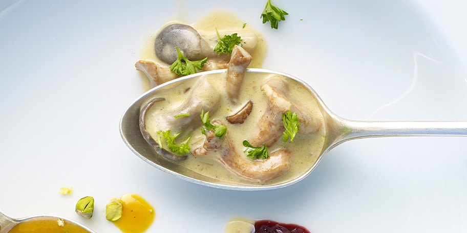 Saus met bospaddenstoelen