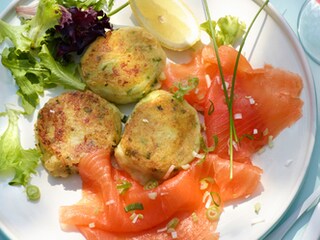 Aardappelkoekjes met gerookte zalm (Irish potato cakes with smoked salmon)