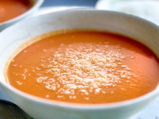 Soupe aux tomates, bananes et lait de coco