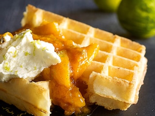 Brusselse wafel met een moes van abrikozen en rozemarijn, mascarponeroom met limoen