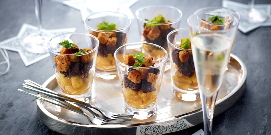 Verrines de boudin noir aux pommes et au pain d’épices grillé