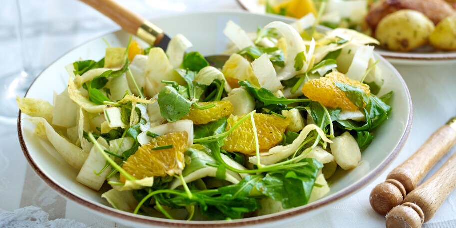 Poulet rôti, salade de chicons à la roquette et à l'orange