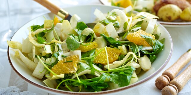 Poulet rôti, salade de chicons à la roquette et à l'orange