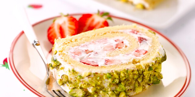 Roulé aux fraises, mascarpone et pistaches