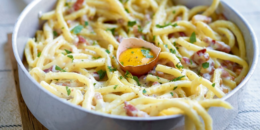 Pasta met spek, ei, zwarte peper en gesmolten kaas