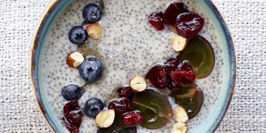 Chiapudding met veenbessensiroop