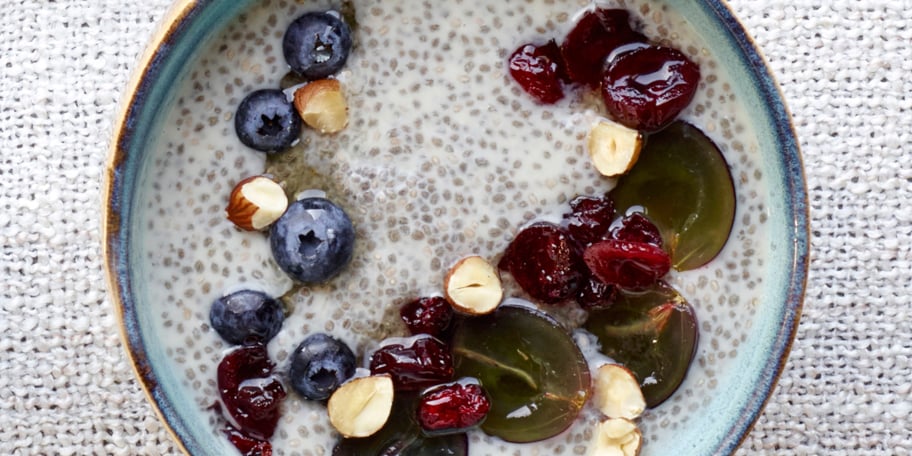 Pudding aux graines de chia et au sirop d’airelles