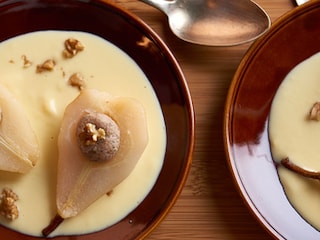 Peren met wijn en noten op een bedje van verfijnde roomsaus