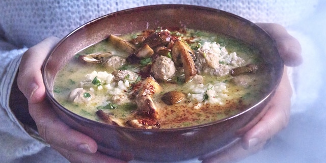 Soupe de risotto aux boulettes de légumes et champignons