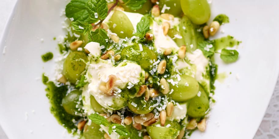 Crème de chocolat blanc aux raisins et sirop de basilic