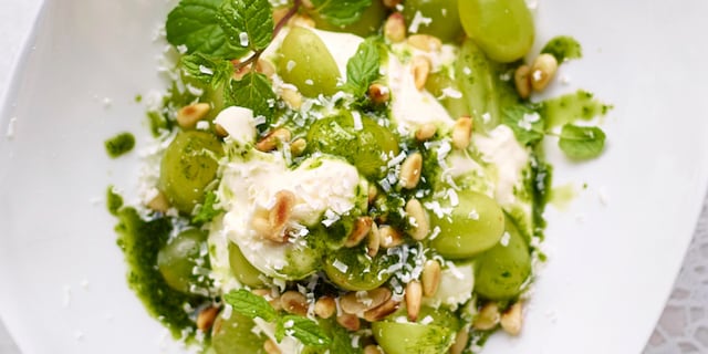 Crème de chocolat blanc aux raisins et sirop de basilic