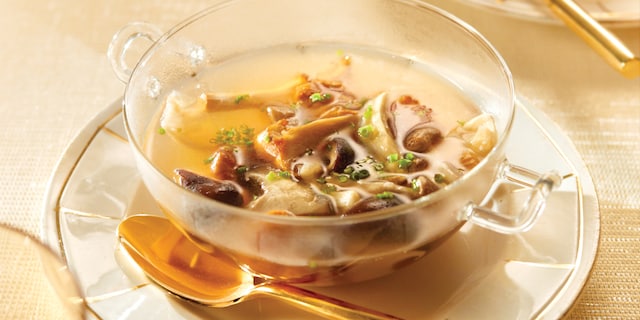 Consommé de champignons des bois