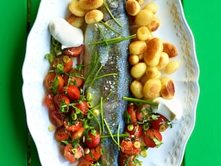 Truite vapeur accompagnée de salade de tomates, de pommes de terre et de crème aigre