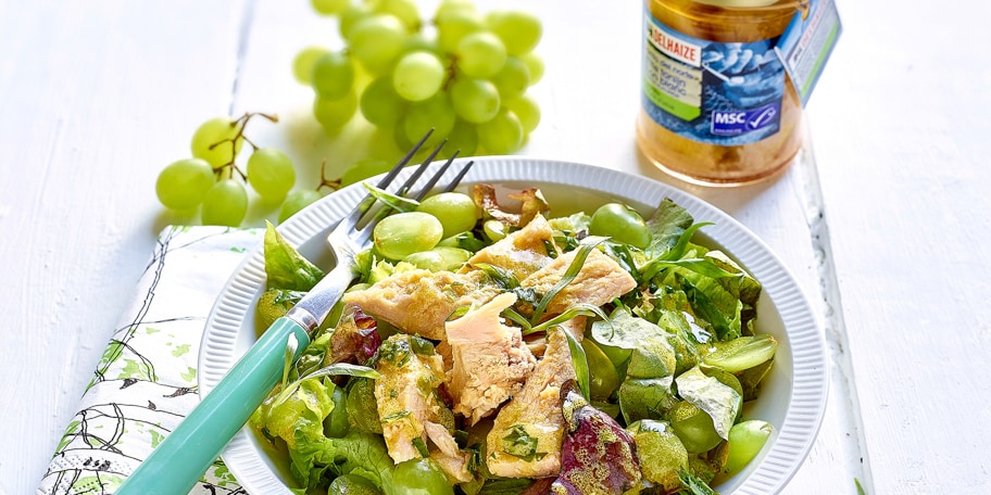 Salade met tonijn, druiven en dragon-mosterddressing