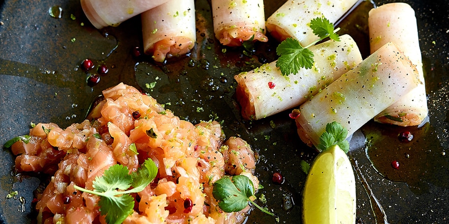 Cannelloni de radis noir et tartare de saumon cru